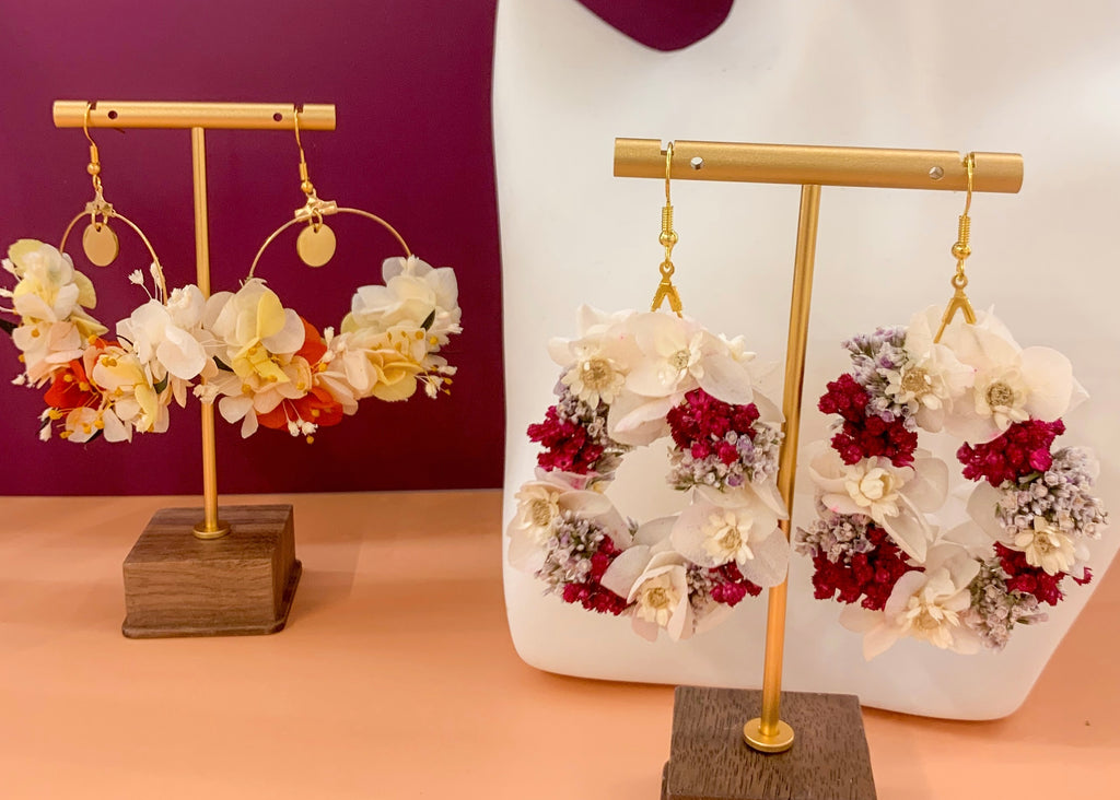 Atelier boucles d'oreilles en fleurs stabilisées