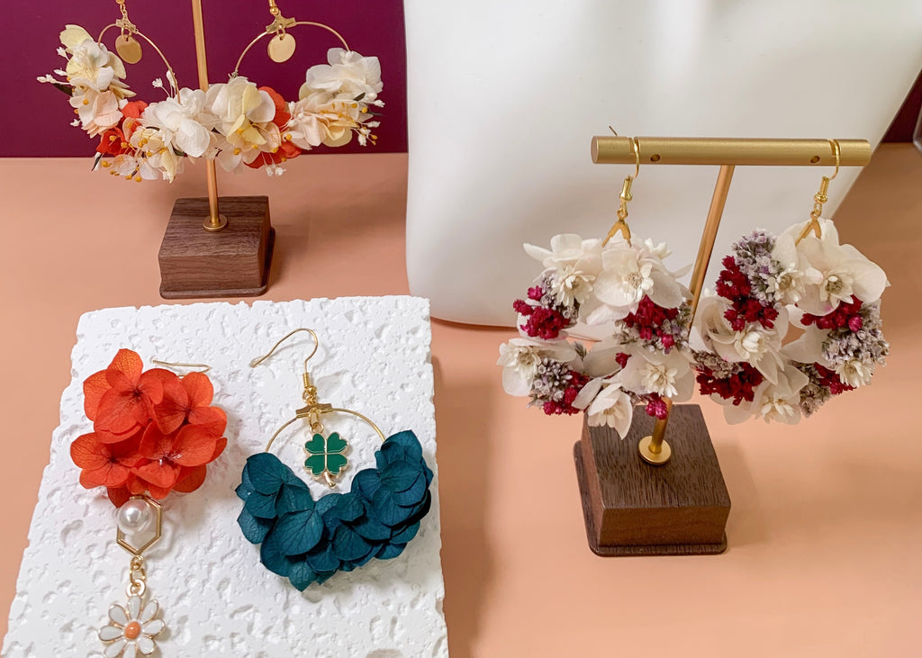 Atelier boucles d'oreilles en fleurs stabilisées