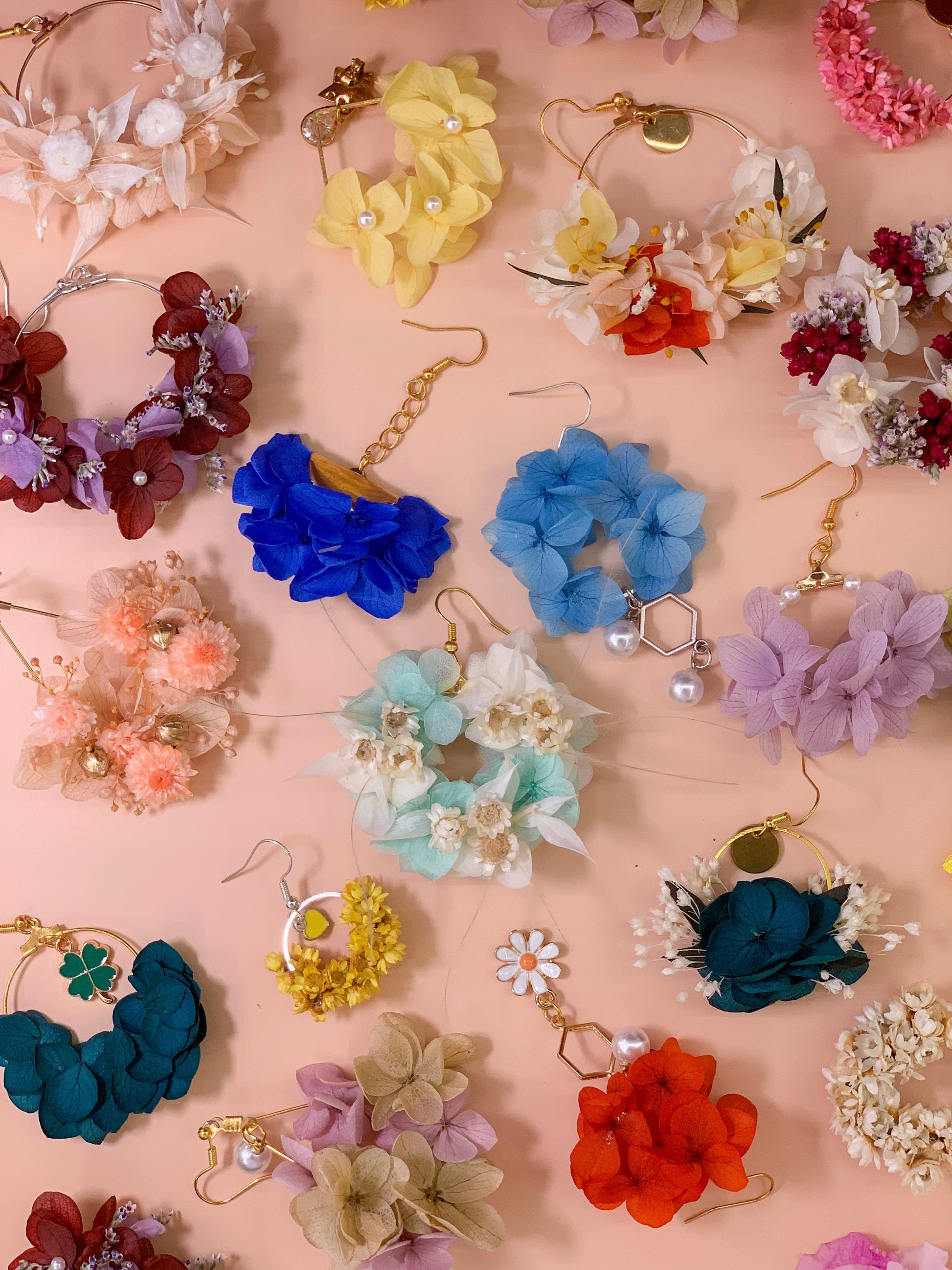 Atelier boucles d'oreilles en fleurs stabilisées