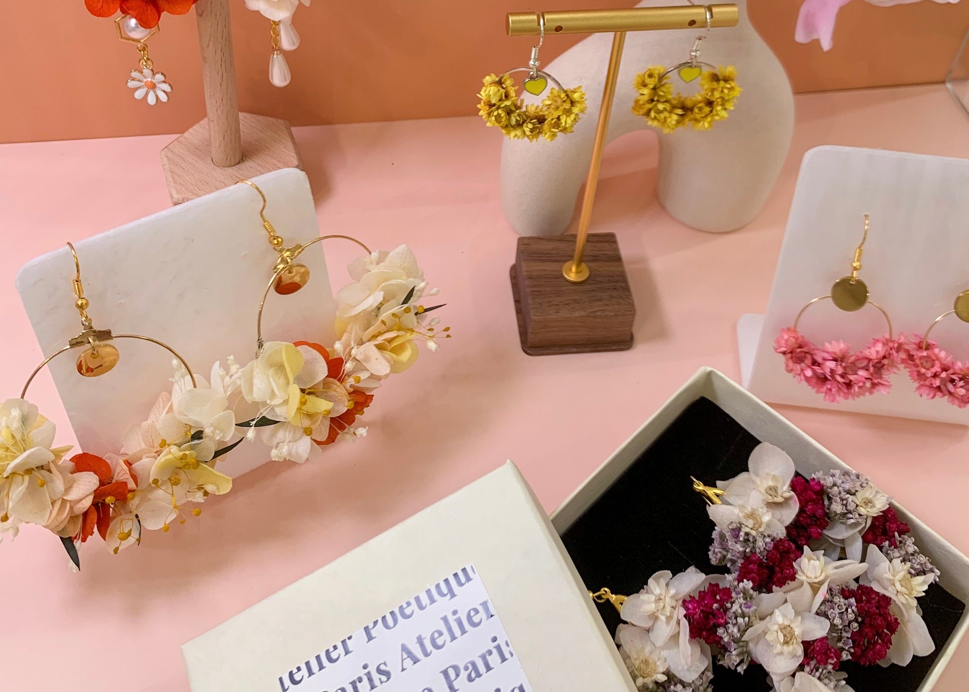 Atelier boucles d'oreilles en fleurs stabilisées