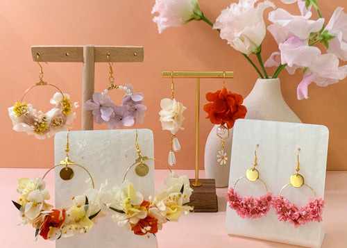 Atelier boucles d'oreilles en fleurs stabilisées